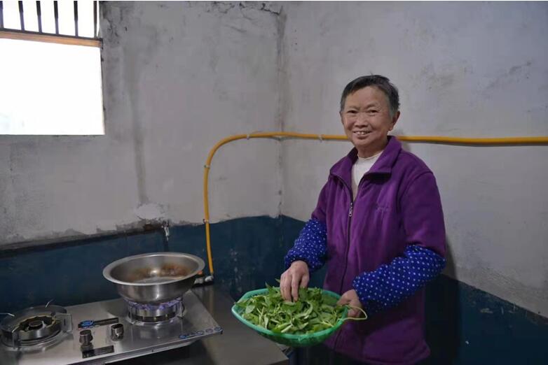 雙龍村村民用上了天然氣煮飯燒菜。郭旭攝