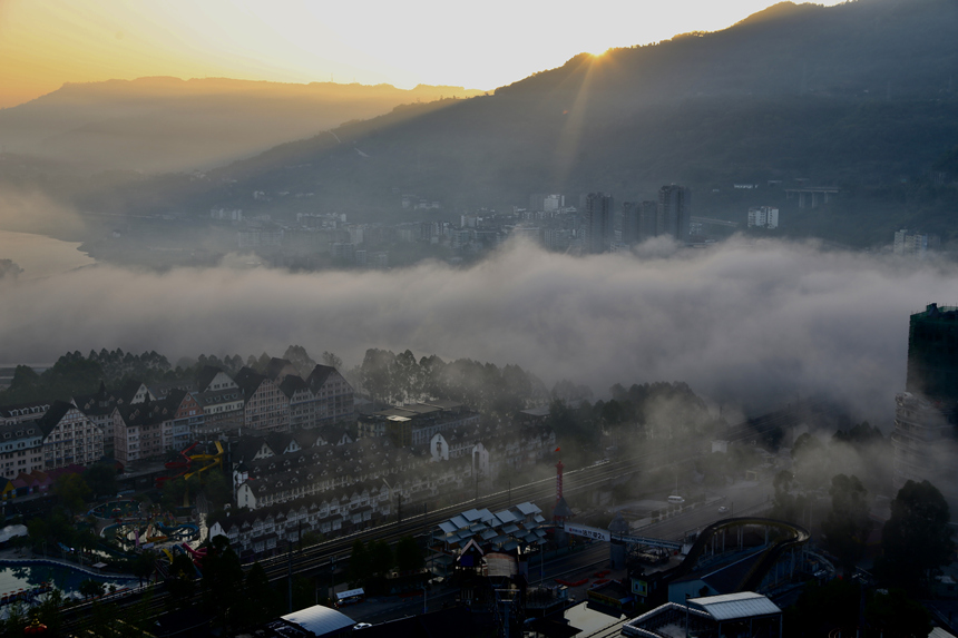 10月19日，重慶涪陵長江邊出現(xiàn)平流霧景觀。楊孝永攝