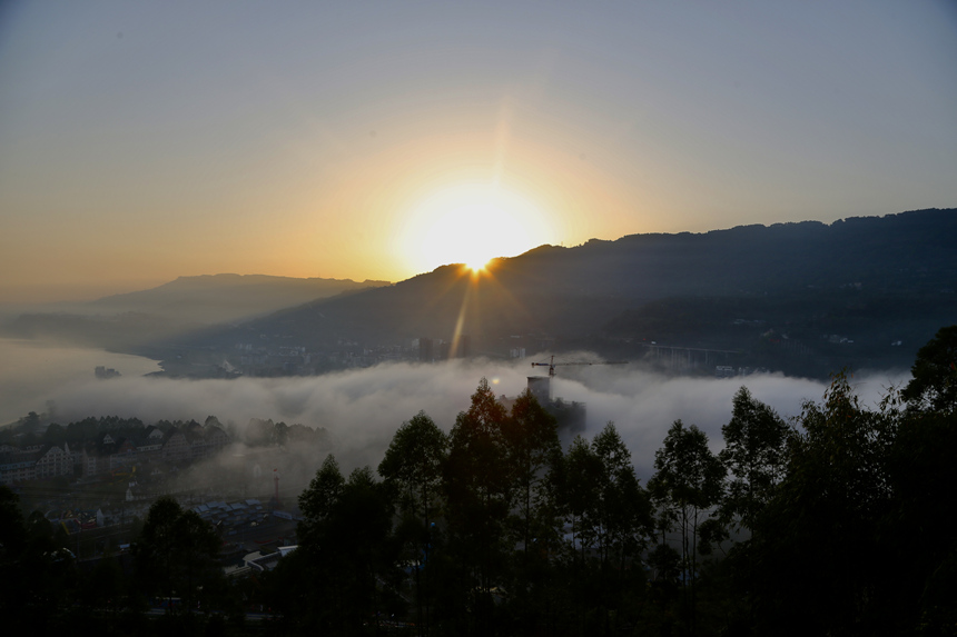 10月19日，重慶涪陵長(zhǎng)江邊出現(xiàn)平流霧景觀。楊孝永攝