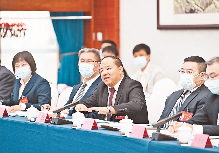 重慶市代表團(tuán)代表討論黨的二十大報(bào)告。記者 蘇思 攝/視覺重慶
