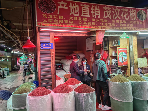 重慶三峽銀行空港支行為盤溪觀農(nóng)貿(mào)市場個體工商戶介紹該行收錢碼和商戶貸。重慶三峽銀行 供圖