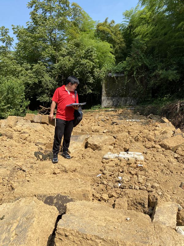 《堅守》7月中旬，川東南地質(zhì)大隊駐守隊員何明波在沙坪壩區(qū)中梁鎮(zhèn)新建農(nóng)村住宅建設(shè)場地地質(zhì)災(zāi)害危險性評估項目中，不畏高溫、酷暑，堅守在野外生產(chǎn)一線崗位。馬超攝