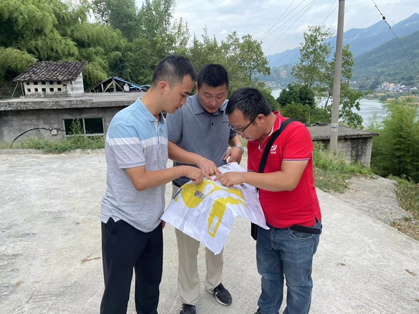 《三方“會診”》。8月底，重慶市地質(zhì)災(zāi)害防治中心張錦程、205地質(zhì)隊牟現(xiàn)軍、川東南勘察公司劉亞一同踏勘陸家河滑坡現(xiàn)場。潘笑天攝