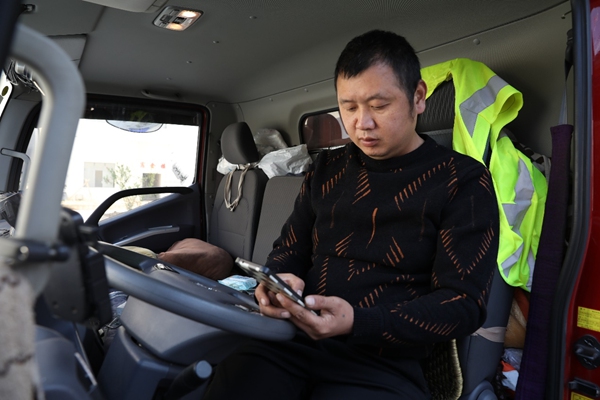 滿幫平臺司機通過貨車幫APP找貨。滿幫集團供圖