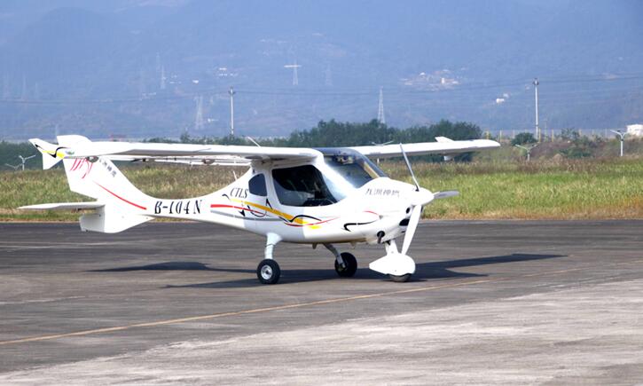 鴻石通航、九洲神鷹通航兩江機場固定翼飛機正式開飛。孫建和攝