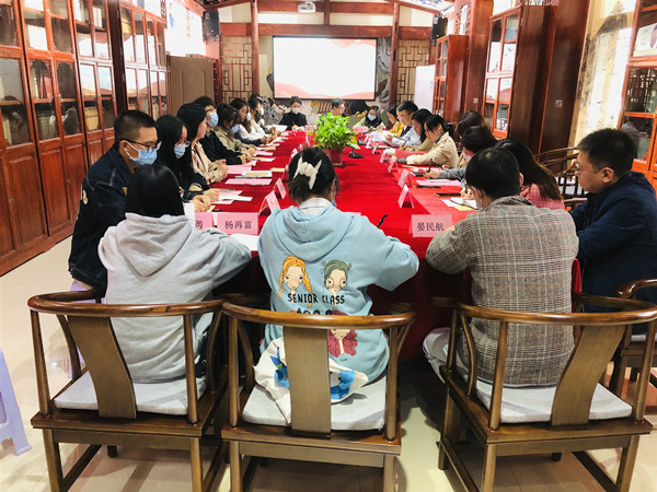 秀山縣各領(lǐng)域、各行業(yè)青年參加青年主題閱讀分享活動。楊帆攝
