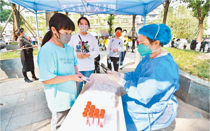 南岸區(qū)海棠溪街道煙雨堡社區(qū)“就地支援工作群”黨員協(xié)助核酸采集。目前，南岸區(qū)有1.4萬余名黨員志愿者參與一線抗疫。（受訪單位供圖）