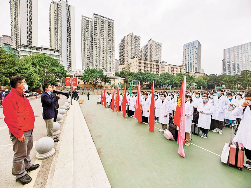 11月12日，重慶醫(yī)科大學舉行出征儀式，1031名臨床醫(yī)學、護理學等專業(yè)師生志愿者奔赴抗疫一線。(重醫(yī)供圖)