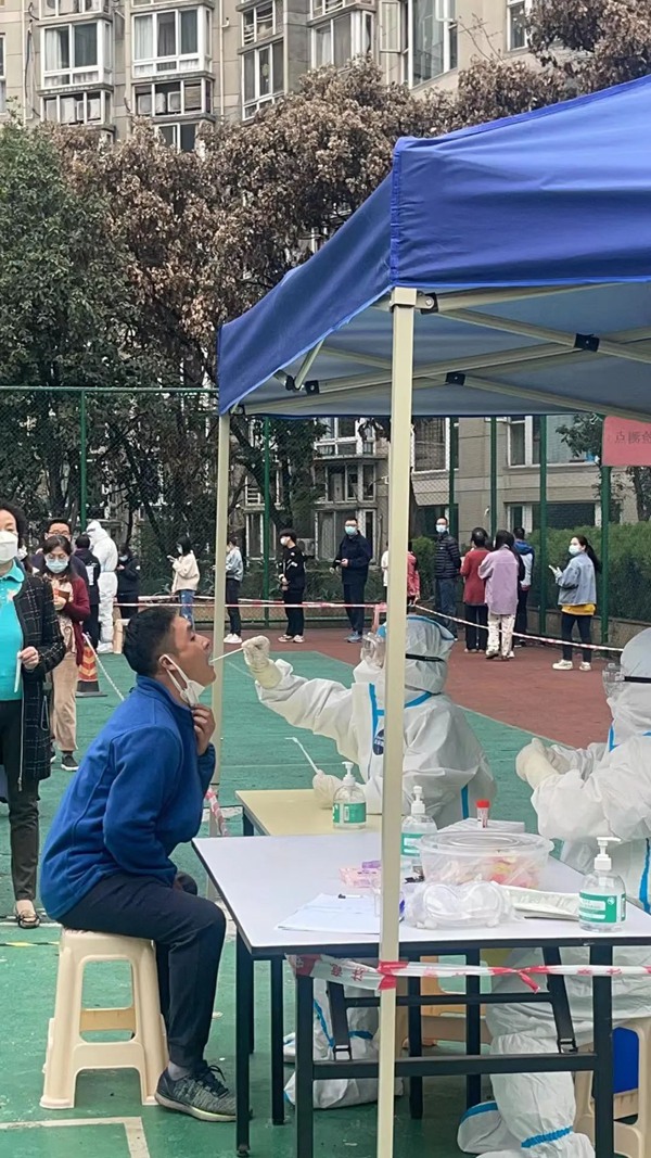 志愿者在小區(qū)搭建起核酸采集點。受訪者供圖