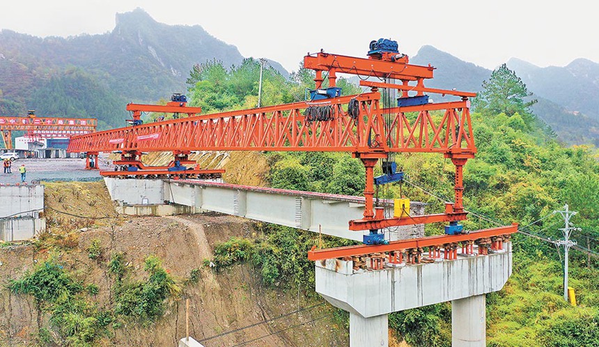 11月13日，位于酉陽龔灘鎮(zhèn)的渝湘復(fù)線高速公路控制性工程——阿蓬江大橋施工現(xiàn)場，工人們正在架設(shè)首片T梁。