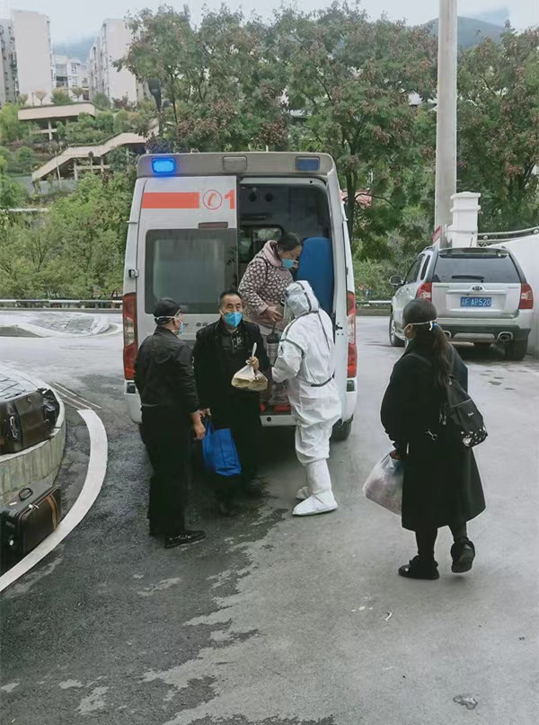 醫(yī)務(wù)人員專車接運(yùn)血透患者就醫(yī)。巫溪縣衛(wèi)生健康委供圖