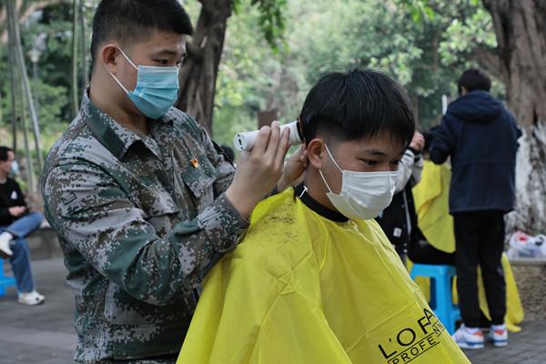 志愿服務“理發(fā)站”現(xiàn)場。重慶理工大學供圖