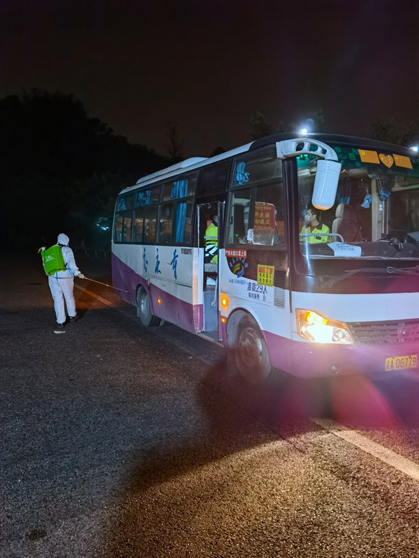 凌晨，中轉(zhuǎn)站消毒人員對公運巴南分公司疫情應急保供車輛進行全面消殺。重慶交運集團供圖
