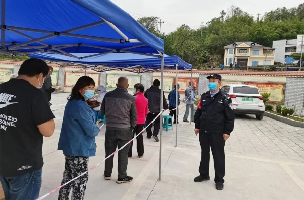 陶波在核酸檢測點(diǎn)執(zhí)勤。巴南區(qū)公安分局供圖