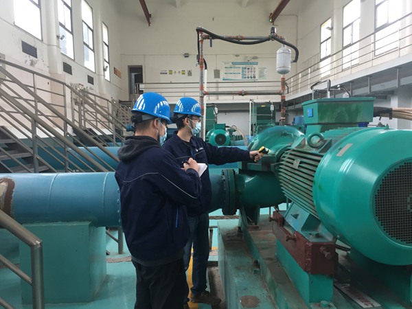 重慶水投集團工作人員正在檢查水泵和機電溫度。重慶水投集團供圖
