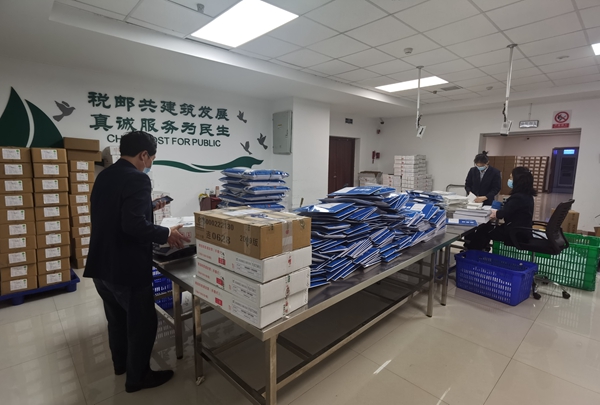 11月16日，在重慶市電子稅務(wù)局發(fā)票寄遞處理中心，工作人員正打包當(dāng)天將寄出的發(fā)票。重慶市稅務(wù)局供圖