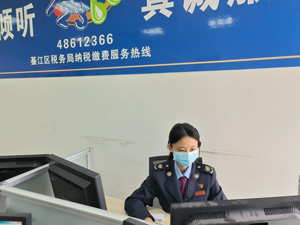 11月15日，綦江區(qū)稅務(wù)人員值守納稅服務(wù)咨詢公開電話，為市民解答業(yè)務(wù)咨詢。重慶市稅務(wù)局供圖
