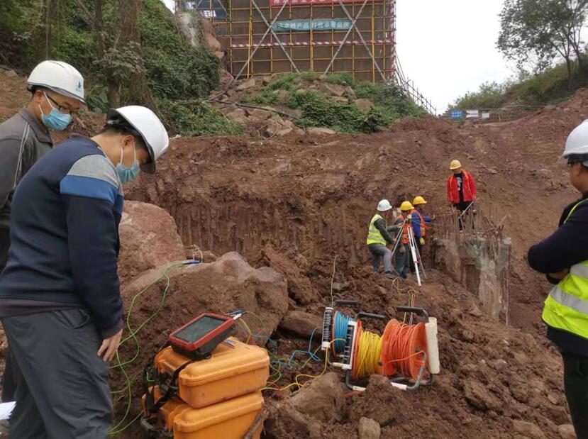 市建科院檢測中心工程師在長江生態(tài)環(huán)境學(xué)院工程現(xiàn)場進行實地檢測。市建科院檢測中心供圖