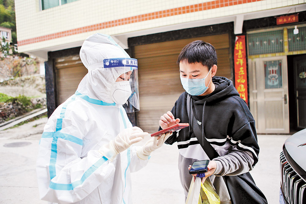 11月17日，黔江區(qū)城西街道，“95后”大學(xué)生西部計劃志愿者羅雙英(左)在迎賓社區(qū)錄入居家隔離市民的信息。特約攝影 楊敏視覺重慶