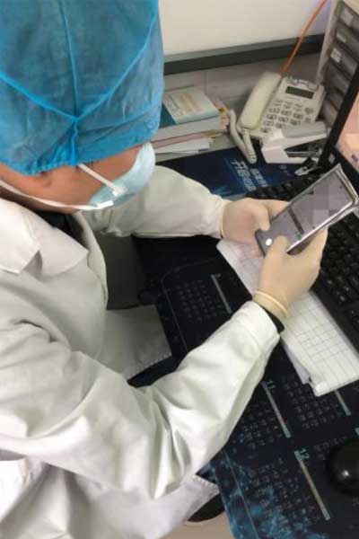 門診醫(yī)生在線為市民解答。重慶市結核病防治所供圖