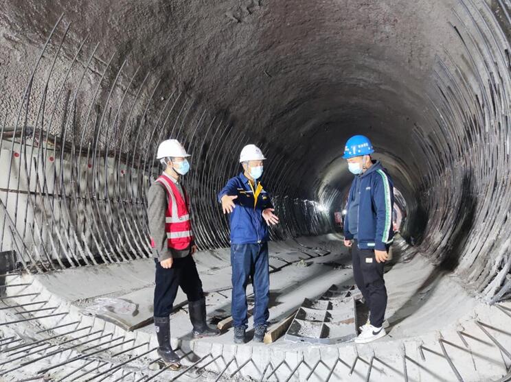 仰拱混凝土澆筑完成后進行質(zhì)量檢查。重慶軌道集團供圖