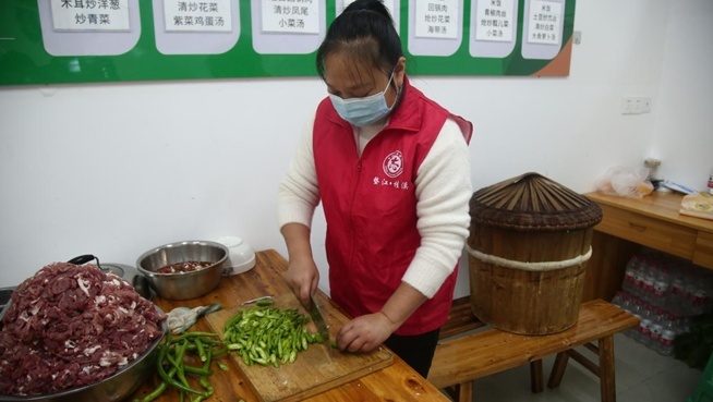 許建鳳在愛心食堂幫廚。