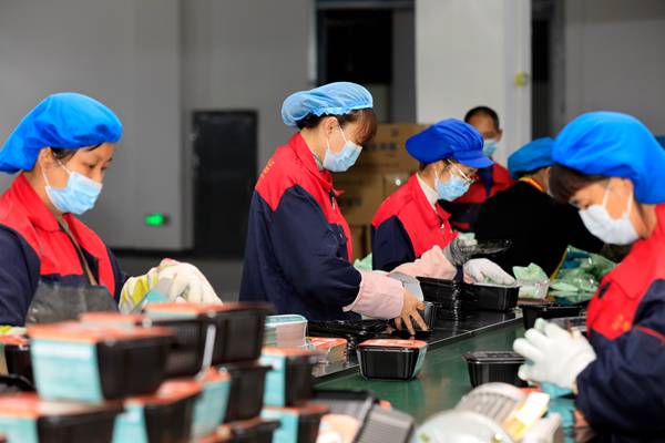 清爽（重慶）食品有限公司生產車間，工人在包裝預制菜。向成國攝