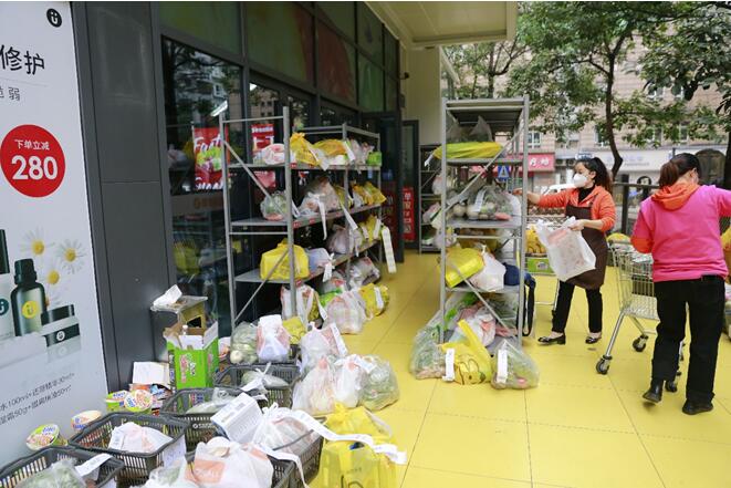 新世紀(jì)超市九龍廣場(chǎng)店全部改為線上配送。重慶百貨供圖