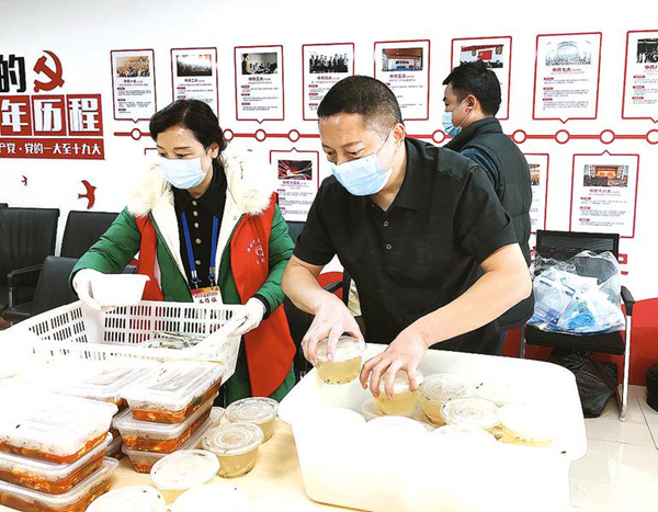 愛心企業(yè)制作愛心餐送給防疫工作人員。鄧青春攝