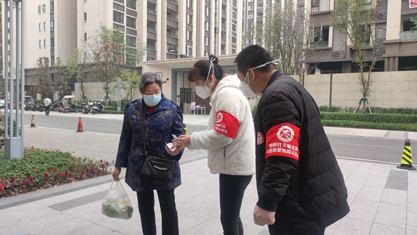 李琦在小區(qū)門口查看社區(qū)居民的健康碼。重慶市婦聯(lián)供圖