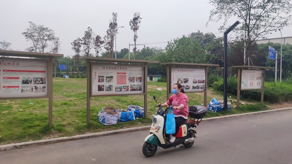“巾幗騎士”甄莉騎著“小電驢”送防疫物資。重慶市婦聯(lián)供圖