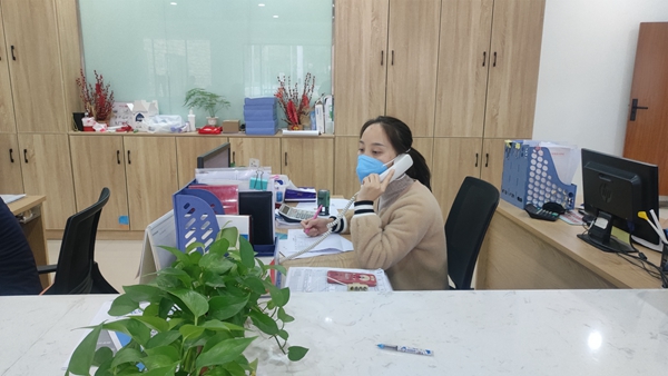 周麗正在接群眾來電。重慶市婦聯(lián)供圖