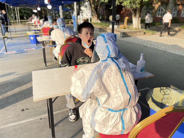 青年突擊隊(duì)員開展核酸檢測(cè)工作。重慶大學(xué)附屬江津醫(yī)院供圖