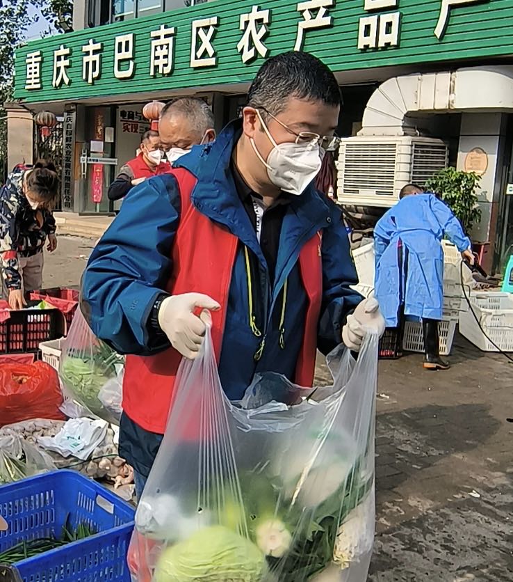 志愿者在區(qū)農(nóng)產(chǎn)品集配中心分揀蔬菜。巴南區(qū)供銷社供圖