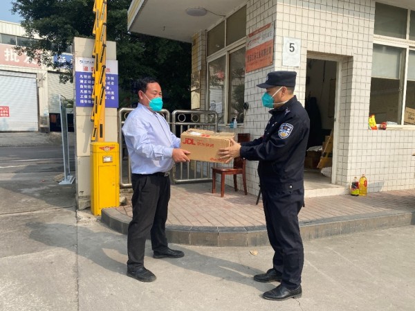 花溪派出所民警王剛為企業(yè)送醫(yī)用口罩。巴南區(qū)公安分局供圖