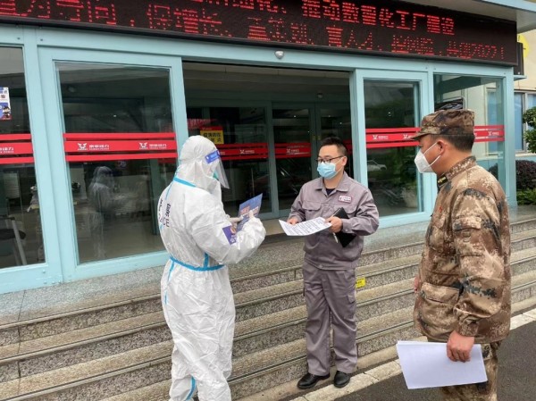 土橋派出所民警向員工發(fā)放反詐傳單。巴南區(qū)公安分局供圖