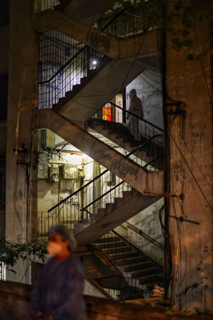 深夜，南坪街道東路社區(qū)，社區(qū)志愿者對封控區(qū)進行排查。郭旭攝