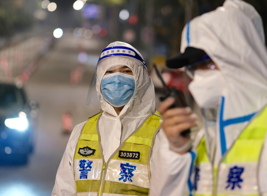 夜晚，南岸區(qū)公安分局執(zhí)勤民警值守封控區(qū)交通。郭旭攝