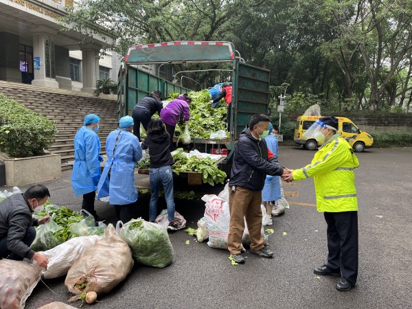 民警和志愿者將蔬菜分批下貨、裝袋。沙坪壩區(qū)公安分局供圖