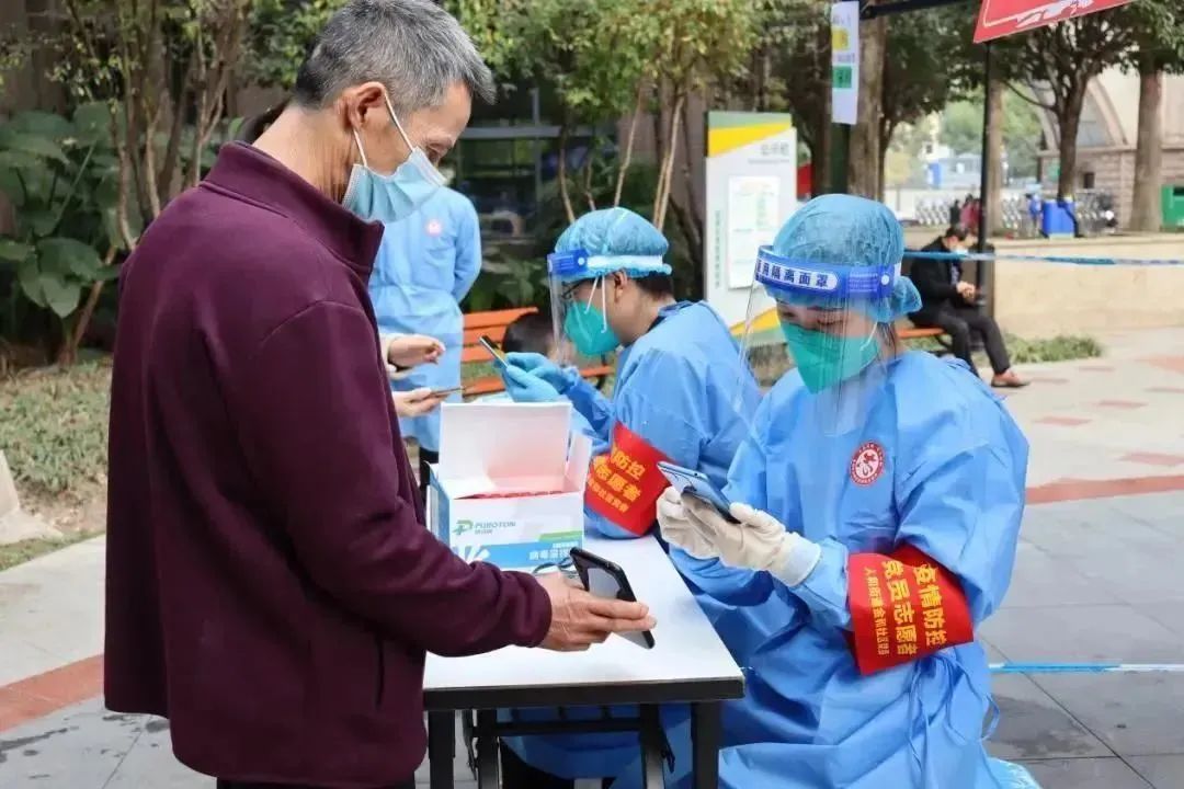 小區(qū)居民自發(fā)參與防疫志愿服務(wù)。兩江新區(qū)人和街道供圖