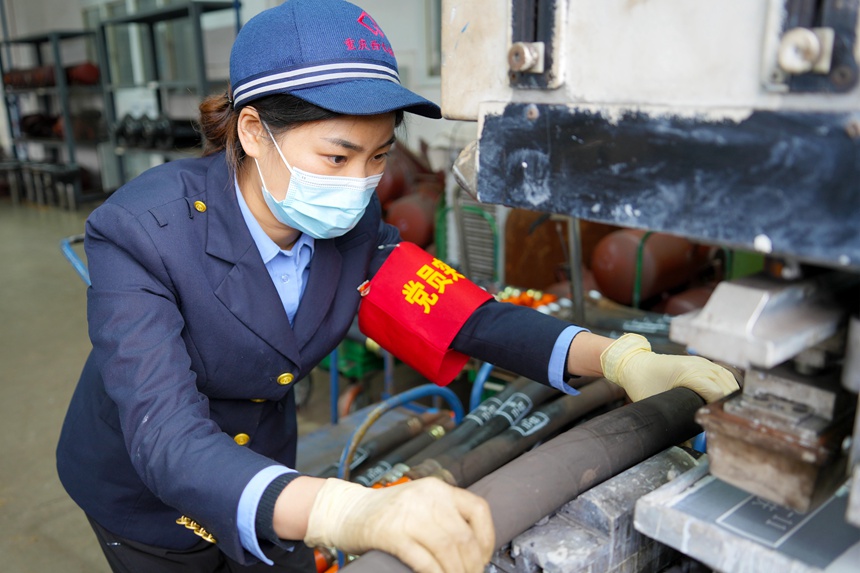重慶西車輛段內(nèi)制動鉗工正在進行制動軟管標記涂打作業(yè)。吳晉超攝