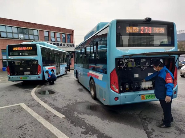 公交273路車長(zhǎng)正在進(jìn)行發(fā)車前的例保檢查。重慶交通開(kāi)投集團(tuán)供圖
