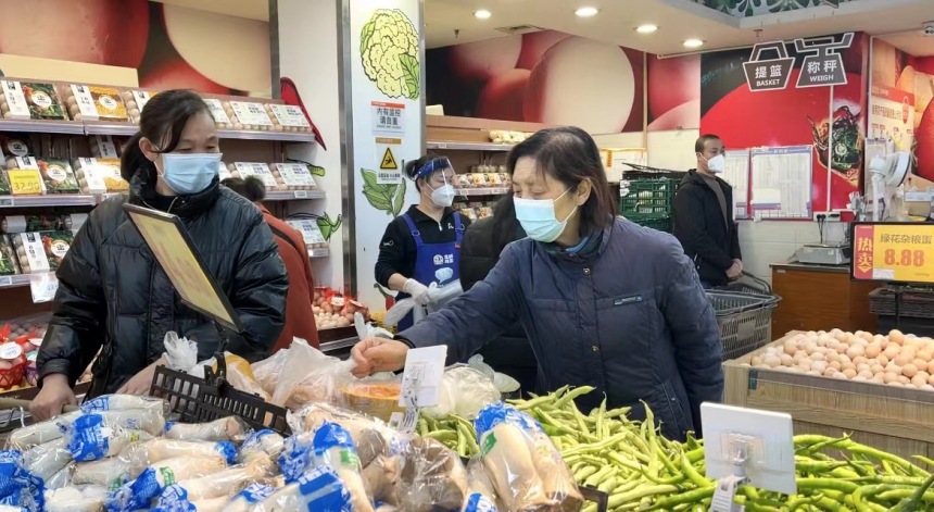 重百新世紀(jì)百貨北碚一店，市民正在超市內(nèi)有序購物。向金城攝