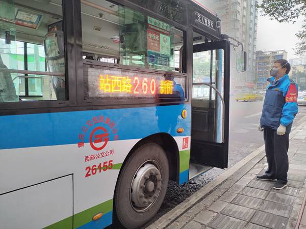 沙坪壩區(qū)西部公交公司260路公交恢復(fù)運(yùn)行。鐘俊攝 