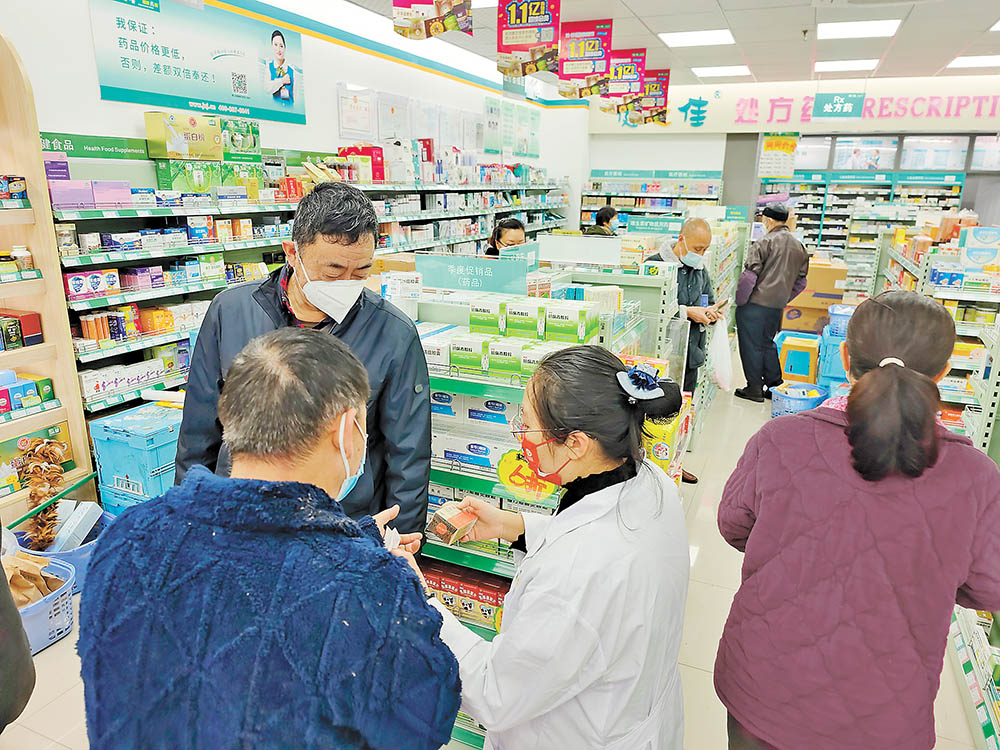 十二月二日，渝北區(qū)冉家壩，市民在藥店里購(gòu)買藥品。記者 崔力 攝/視覺重慶