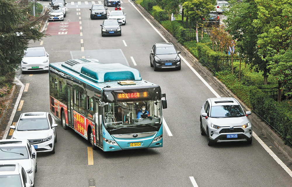 12月3日，渝北區(qū)龍山路，一輛166路公交車正駛出新城麗都站。截至記者發(fā)稿時，重慶中心城區(qū)已恢復全線運營公交線路581條。記者 張錦輝 攝/視覺重慶