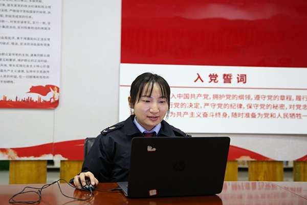 11月30日，重慶市萬(wàn)盛經(jīng)開(kāi)區(qū)稅務(wù)局公職律師線上為該局稅務(wù)青年宣傳憲法知識(shí)等內(nèi)容。李汶蓮攝