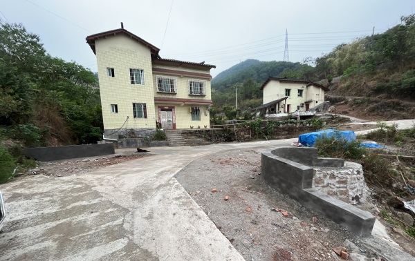修建好的人行便橋。洛磧鎮(zhèn)供圖