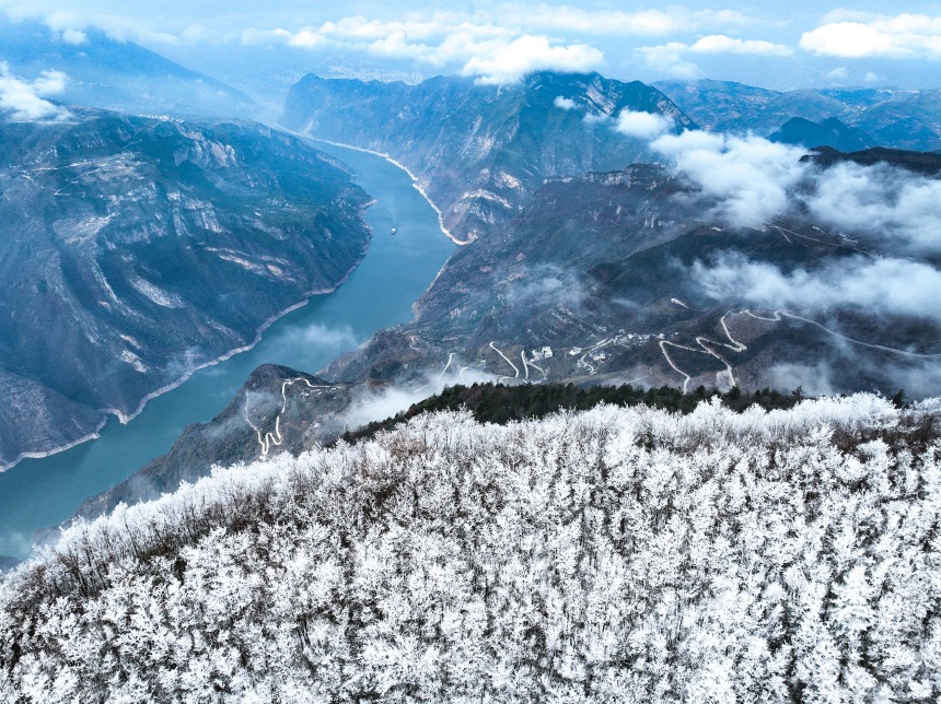 長(zhǎng)江三峽巫峽兩岸銀裝素裹。王正坤攝