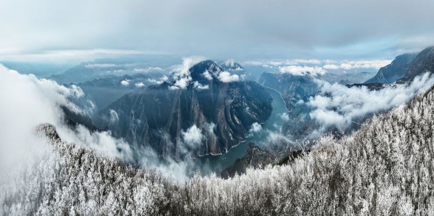長(zhǎng)江三峽巫峽兩岸銀裝素裹。王正坤攝